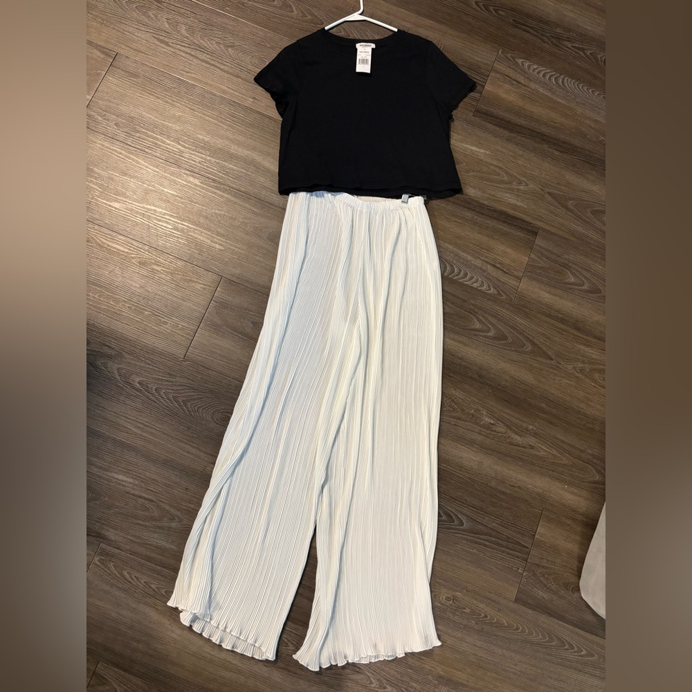 Good American Outfit: NWT Crop Boy Tee (3) & Plisse Wide Leg Pant (3/4)